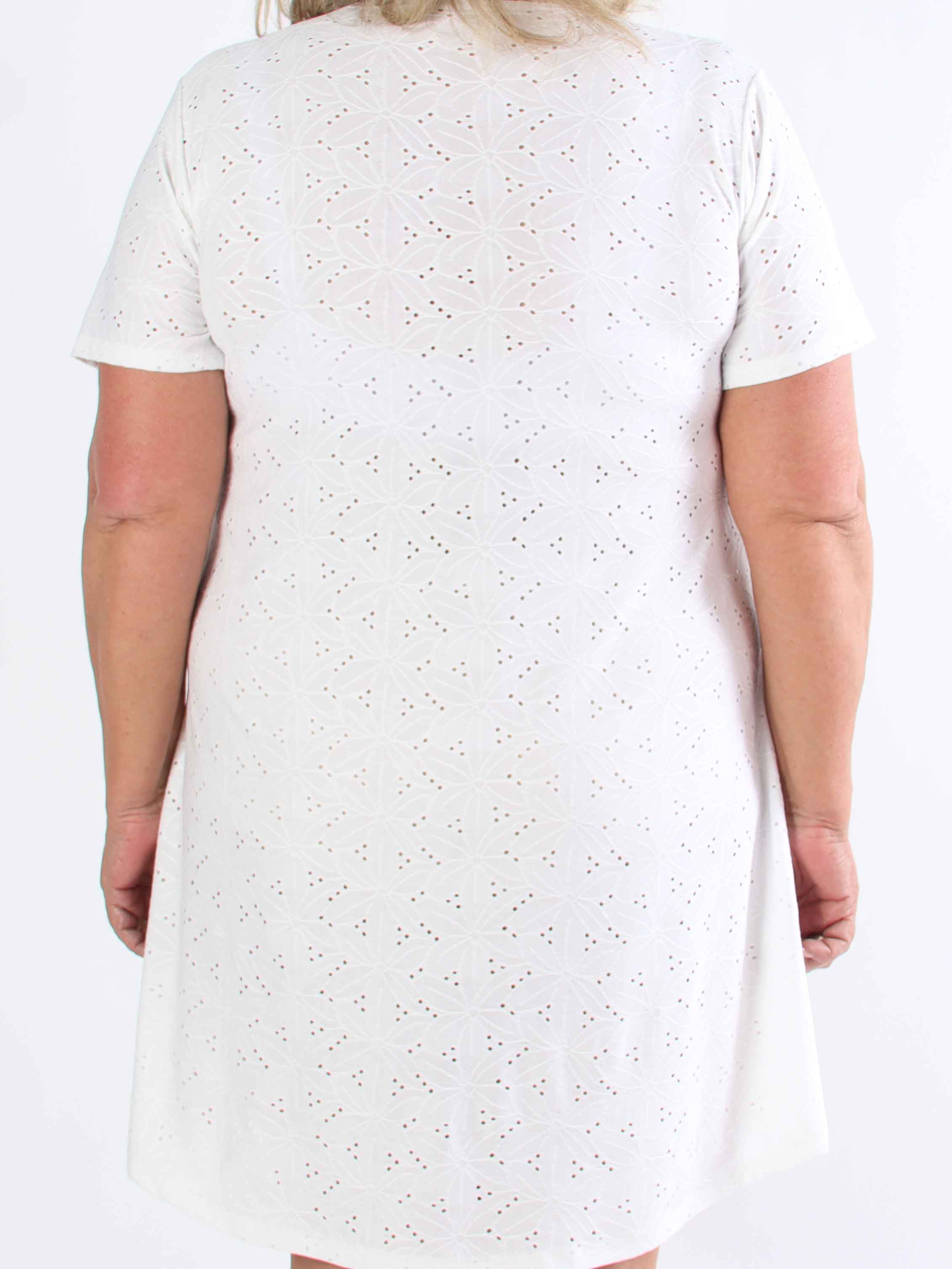 Liba - Mjuk stretchig plus size-klänning i broderie anglaise med dragkedja